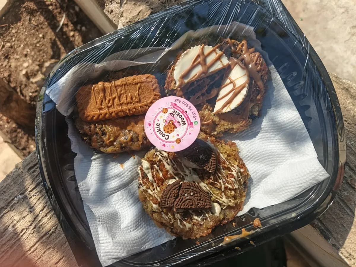 Box of 3 different flavours cookies (oreo , reeses , lotus , or brownie)