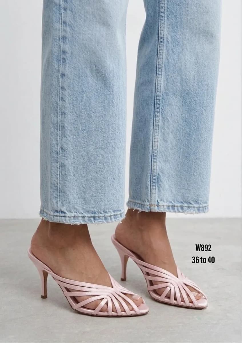 W892