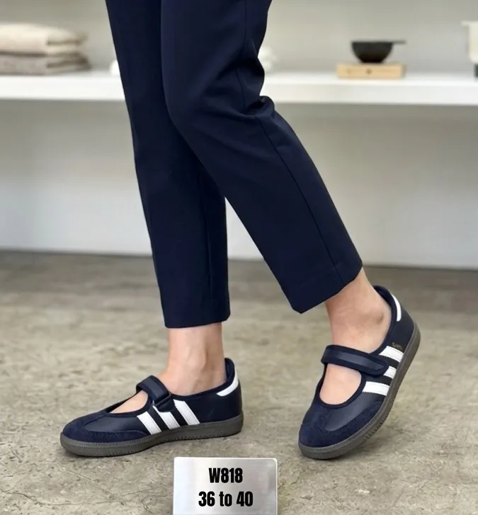 W818