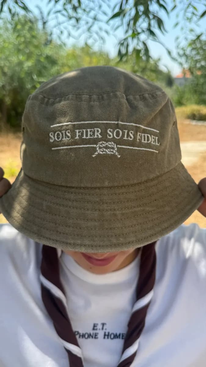 Sois fier Sois fidel bucket hats