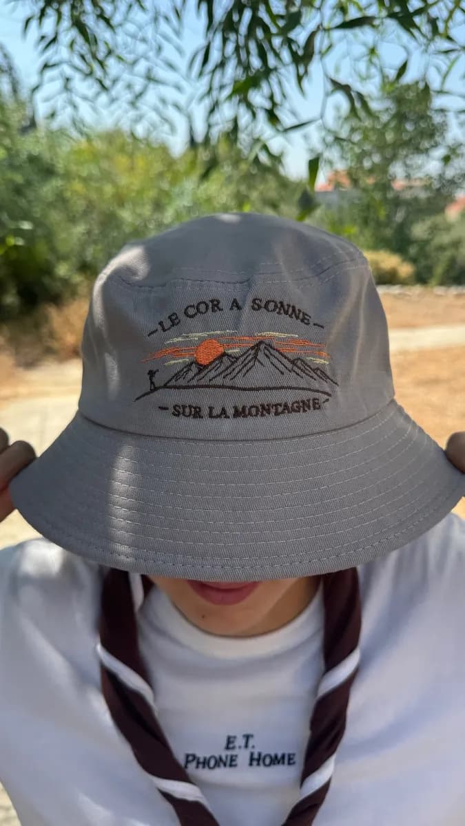 Le cor a sonne sur la montagne bucket hat