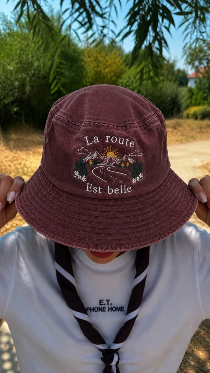 La route est belle bucket hat