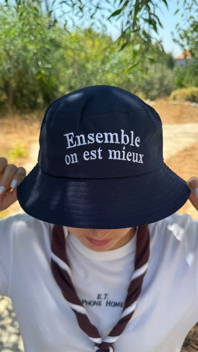 Ensemble on est mieux bucket hat