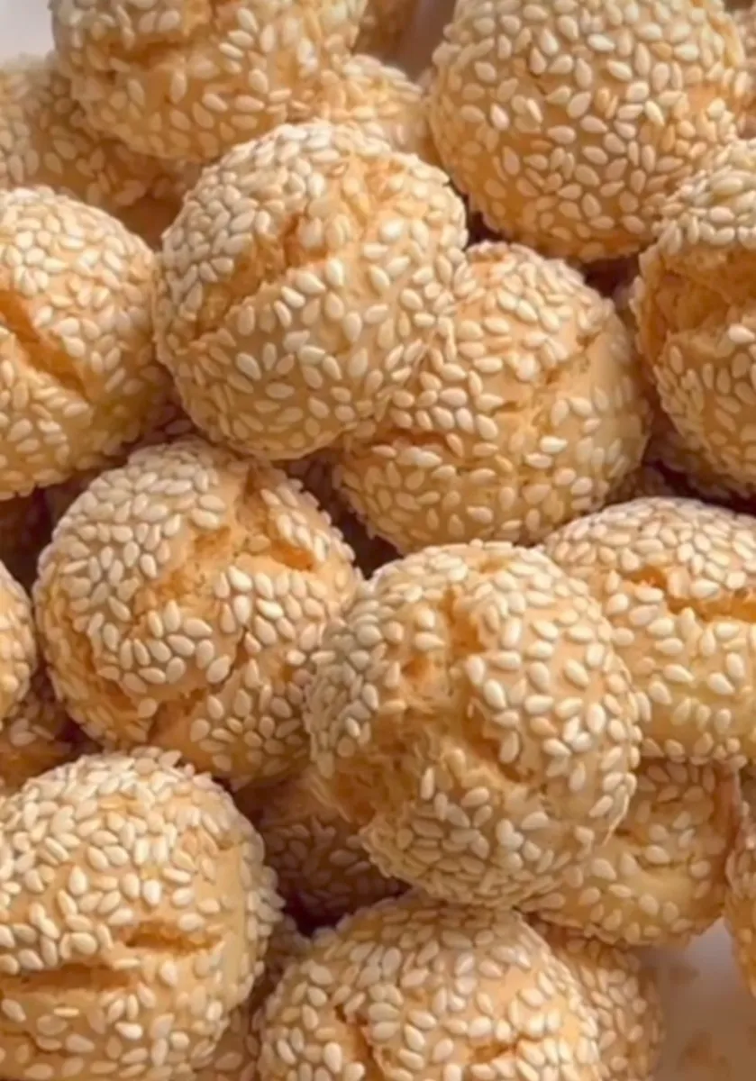 Crispy sesame cookies