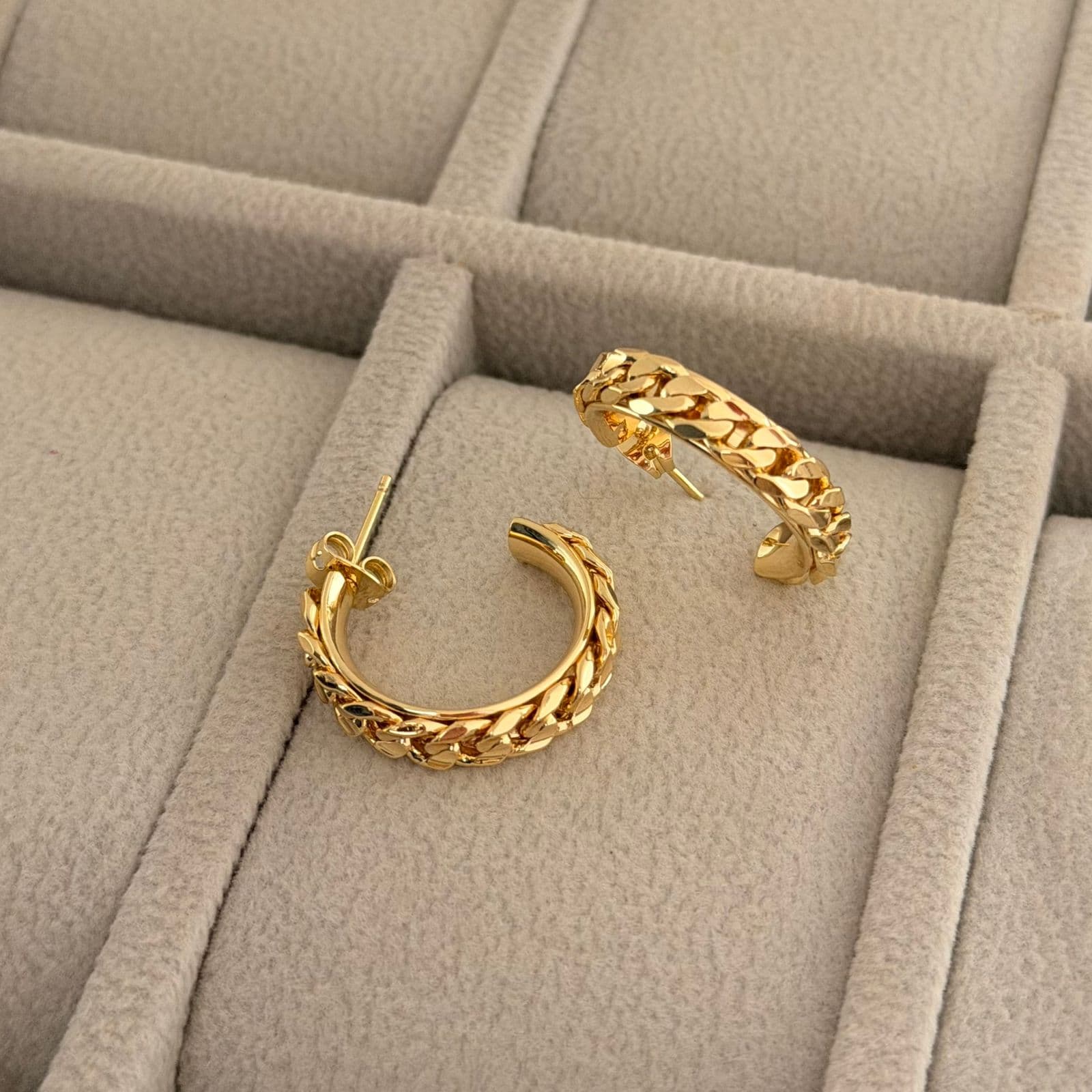 Chain link hoops earrings
